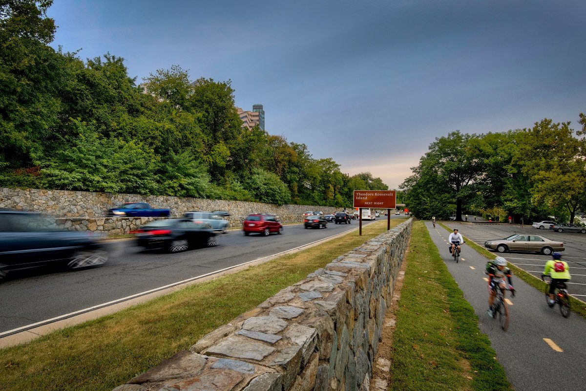 bikes and cars along gw parkway headed to roosevelt island